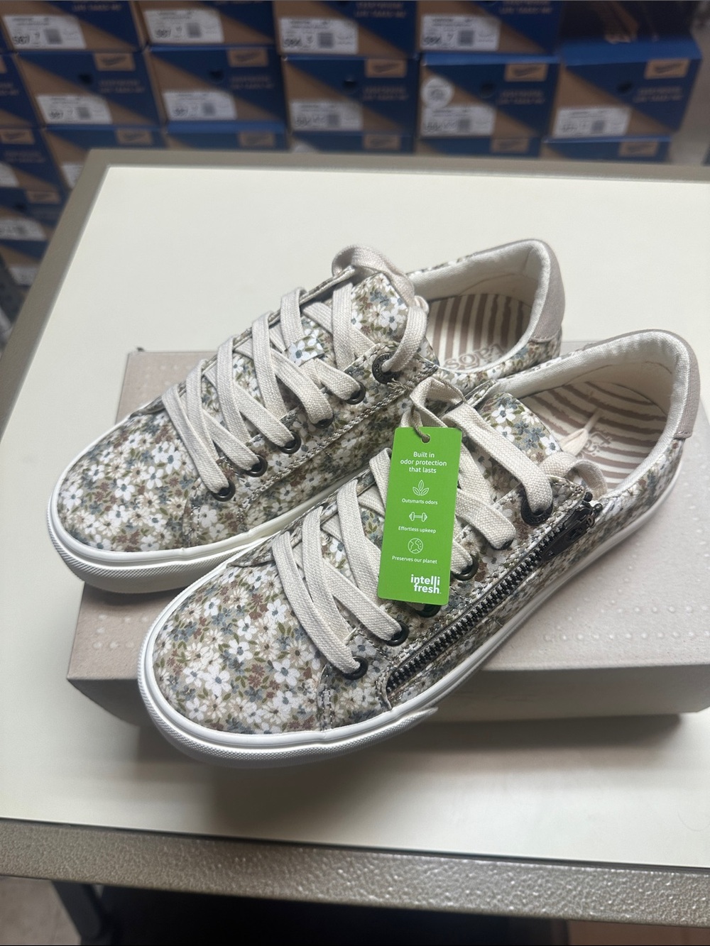 Taps Z Soul Natural Floral Zip-Accent Low Top Sneakers in Beige & White